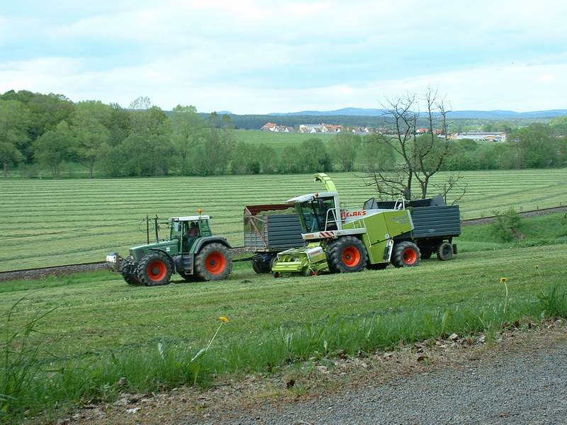 bilder/15_5_2002/jaguar_900 _+_fendt_824_8.jpg